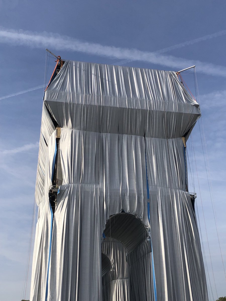 Je vous dis pas la puissance émotionnelle de ce projet 💙. J’en ai la chair de poule et c’est pas fini ... #christoarcdetriomphe #christoparis ⁦<a href="/ChristoandJC/">Christo and Jeanne-Claude</a>⁩ ⁦<a href="/ArcDeTriomphe/">Arc de triomphe</a>⁩ #arcdetriomphechristo