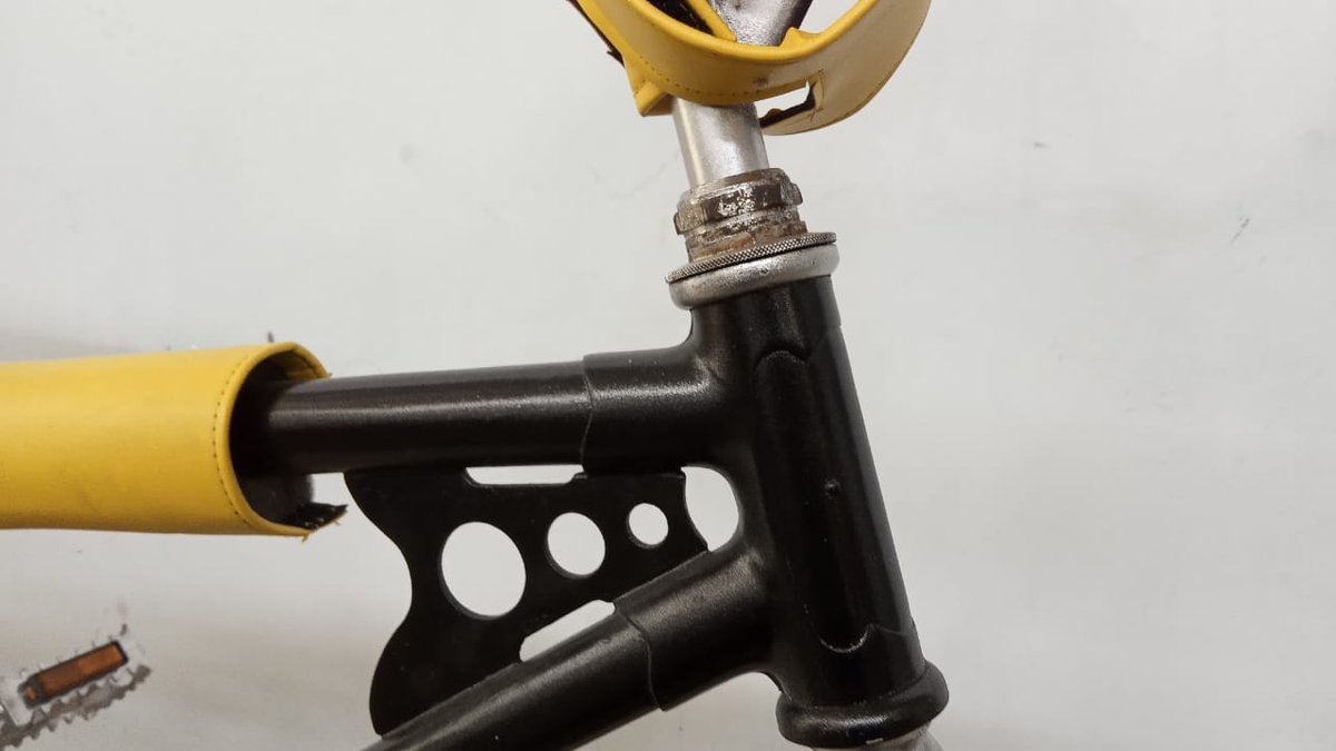 ganan666's tweet photo. dijual kuwahara apollo 24(rare untuk size 24) warna asli chrome
frame ada minus dibagian seattube
fork ori tange tx1200
headset ori tange bmx japan
rims ori ukai japan.
yg lainnya ndak ori.
sudah repaint jelek lagi:(
harga 10.5 nego suka suka kamu dm ajah🙌
#osbmx
#oldschoolbmx https://t.co/wP6OAxJhOx