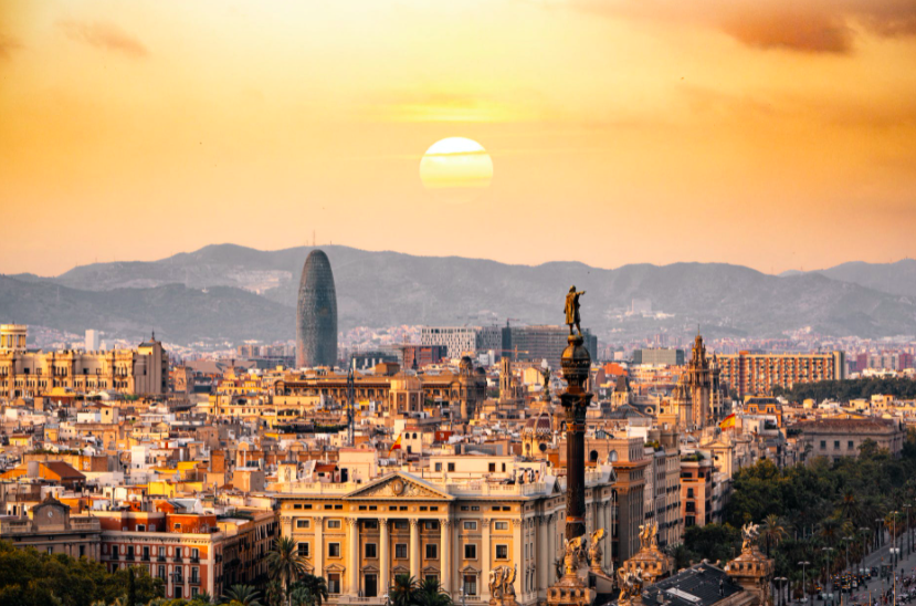 Happy Monday! Take a look at this beautiful aerial shot of the sunrise, what are your plans for the day? 🌅

¡Feliz lunes! Observa esta espectacular fotografía aérea del amanecer, ¿qué planes tienes para hoy? 🌅