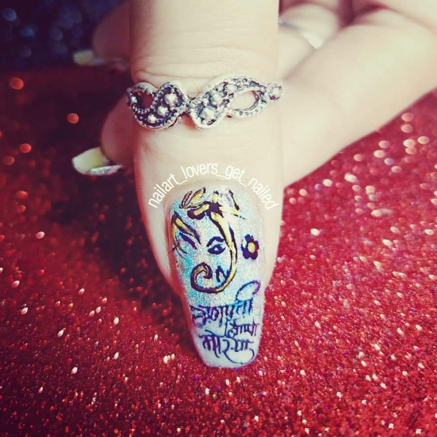 Om Gan Ganaptay namah🙏
So here's my Ganesh chaturthi nail art 🙏

Products used:
@gorgeous.cosmos
Holographic silver
Patent pants
Caramel
Parakeet
Scarlet

#ganeshchaturthi
#ganesh #ganaptibappamorya #ganesha #nailartaddict #nailartindia #nailoftheday #nailstoinspire #nailartwow