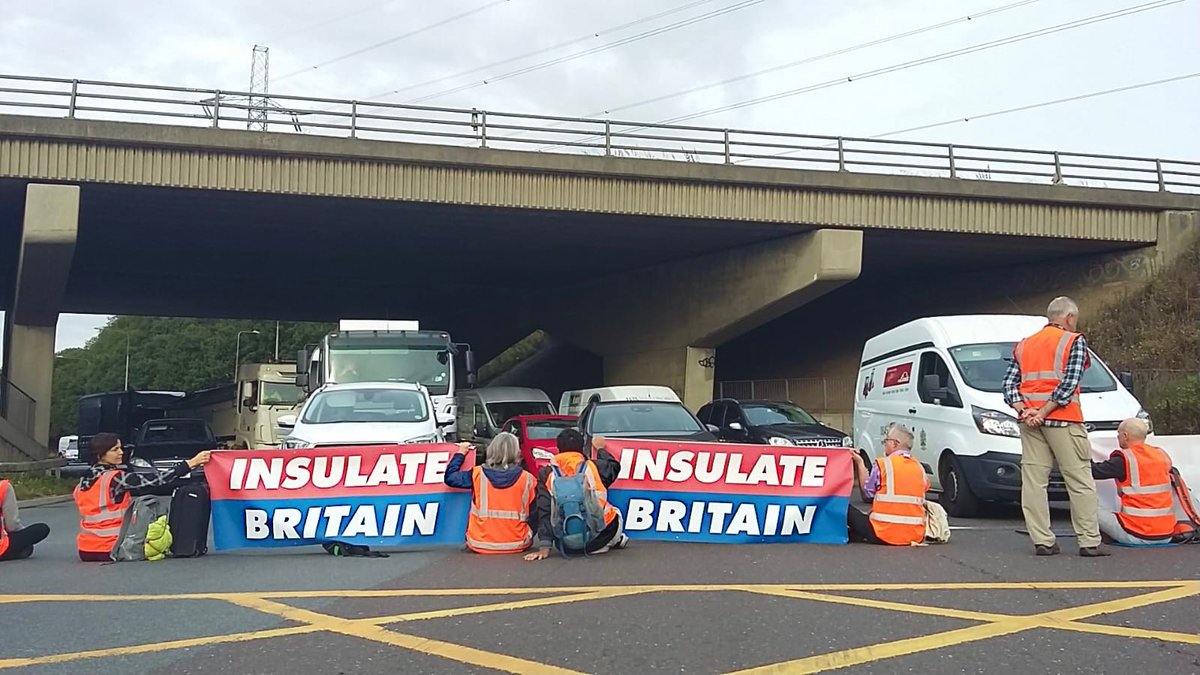 Insulate Britain tweet media
