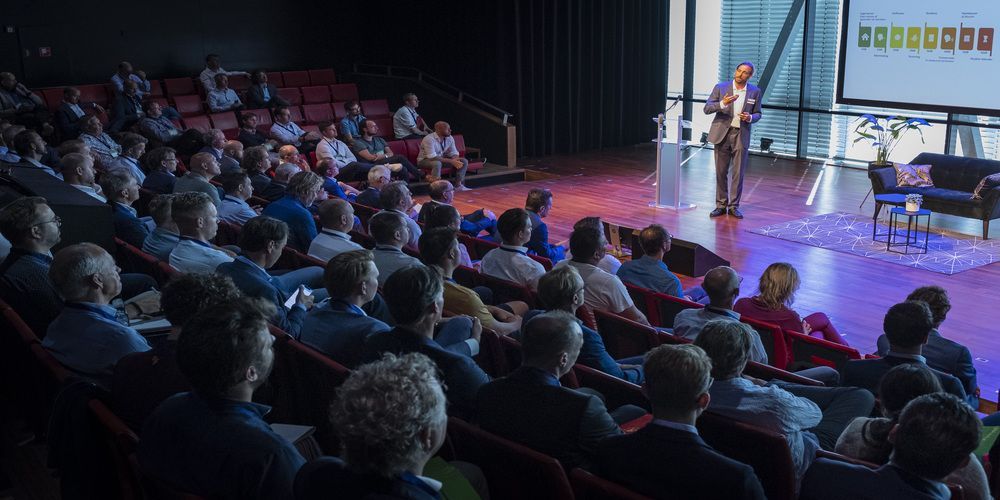 Op de Warmtepomp Business Day werd het Warmtepomp Trendrapport van Dutch New Energy Research gepresenteerd. Vele sprekers spraken boeiend over hun beeld op de toekomst. Zo ook <a href="/FrankAgterberg/">Frank Agterberg</a> want hoe verhoudt de warmtepomp zich in de politieke context? buff.ly/3BX5O3C