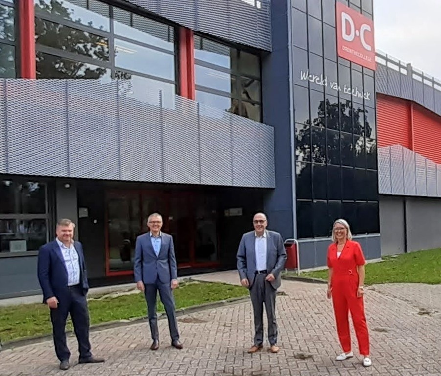 Voorzitter <a href="/MBORaad/">MBO Raad</a> <a href="/TekinAdnan/">Adnan Tekin</a> op bezoek bij <a href="/Drenthecollege/">Drenthe College</a>; gesprek met o.a. CvB en Wethouder <a href="/raymondwanders/">Raymond Wanders</a>  Emmen over realisatie aantrekkelijke campus met onderwijsketen met hbo en ondernemers: van vertrek- naar blijfklimaat”.
#welkom #ditismbo #uitdagendonderwijs