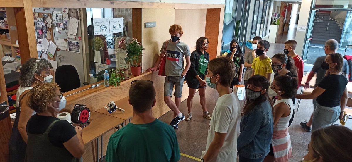 INS_Pla_Marcell's tweet photo. La promoció d'IFE 21-25 ha començat avui. Els esperen molts aprenentatges camí cap a la seva professió. Cuidaran l'hort les gallines i faran moltes sortides que els permetran ser grans professionals!! Benvinguda promoció!! #IFEpower #IFE https://t.co/WMMbfcr8HQ