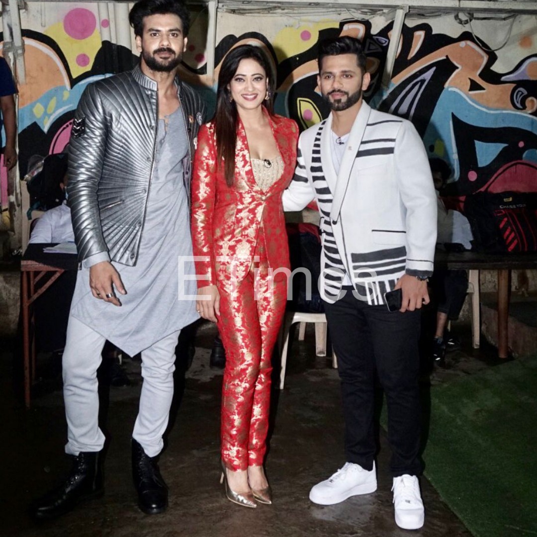 ETimesTV's tweet photo. #VishalAdityaSingh #ShwetaTiwari and #RahulVaidya arrive in style for the Mahasangam episode of #KKK11 and #DanceDeewane3 

@vishalsingh713 @rahulvaidya23 https://t.co/AzUEjMqBfM