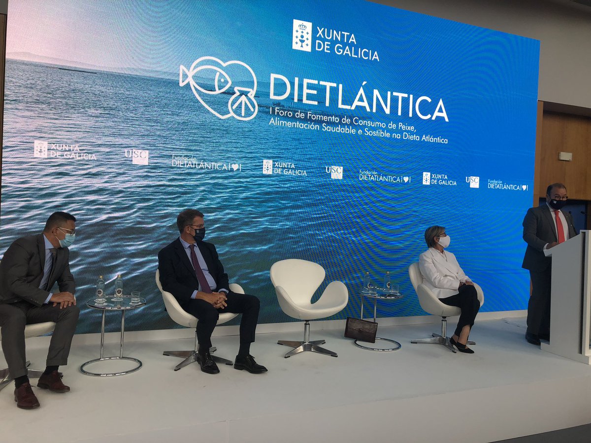 feijoo_costa's tweet photo. I Foro de Fomento de Consumo de Peixe, Alimentación Saudábel e Sustentábel na Dieta Atlántica no aulario Novoa Santos. Hoxe en @UniversidadeUSC @PazodeRaxoi e maña na #Lonxa @concelloribeira https://t.co/ykNxv1Zmnc