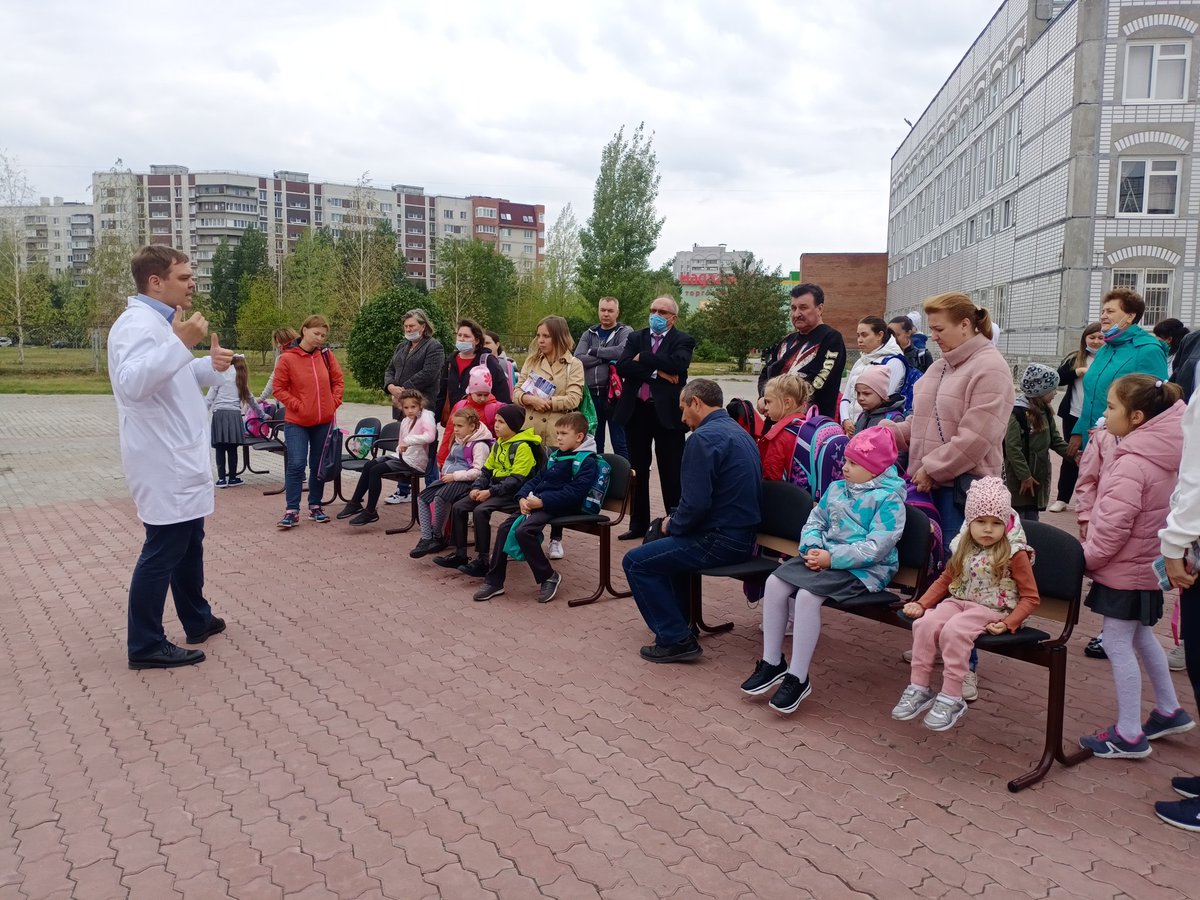lepschina1's tweet photo. Серьезный разговор с доктором!!!
Сегодня  в #мбушкола93 была организована мобильная приемная доктора Каравашкина. 
Николай Викторович отвечал на актуальные вопросы и давал разъяснения о детских заболеваниях и их профилактике, о вакцинации против новой коронавирусной инфекции. https://t.co/jpUuGKajZ1