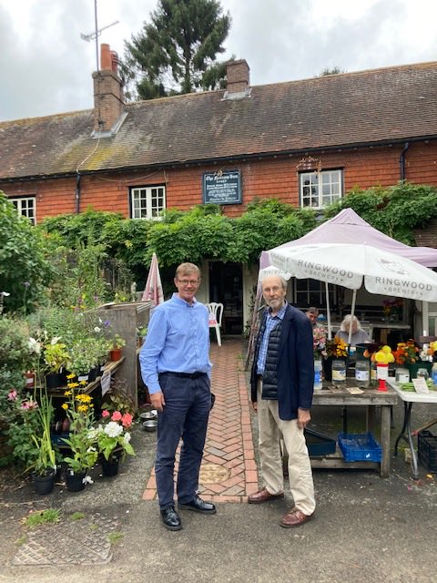 RobReynolds0's tweet image. Great to host #OldBedalian  artist Mark Wickham and daughter Louise ⁦@BedalesSchool⁩ (and The Harrow) to discuss the renovation and installation of his racing cars mural that he painted in Sixth Form in 1956. Looking forward to seeing in its new home soon. Thank you Mark.