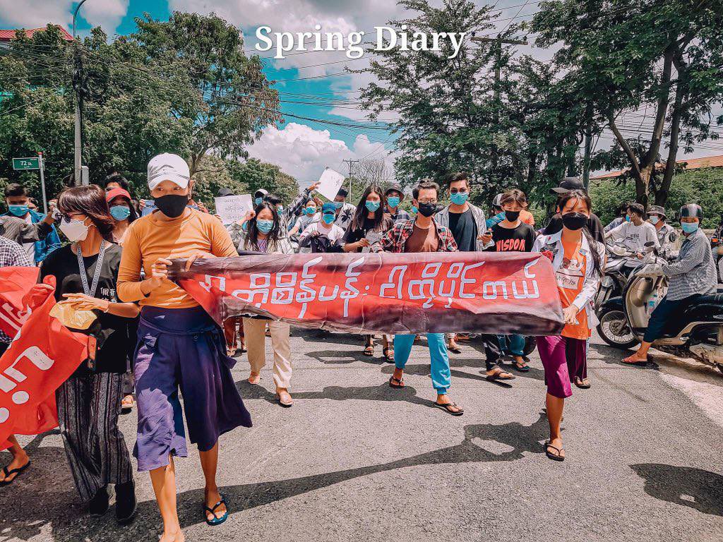 2021Revtweets's tweet photo. Protesters from the Famous MyaTaung strike, Mandalar University strike, Seinpan strike, &amp; ChanMyaTharsi Tsp strike took to the streets of Mandalay to oppose the Dictatorship.
#KyawMoeTunRepresentsMyanmar
#UN_RecognizeNUG
#Sep13Coup
#WhatsHappeningInMyanmar https://t.co/rENcnd4ulu