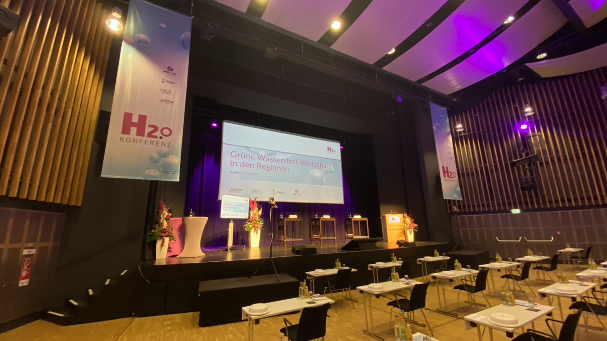 Zur energiepolitischen Bedeutung und zum aktuellen Stand der #Wasserstoff|aktivitäten bundesweit und international kommen heute Expertinnen und Experten in #Husum auf der H2.0-Konferenz zusammen. Wir sind mit unseren Kollegen vom Wasserstoffnetzwerk #Lausitz #durcH2atmen vor Ort!