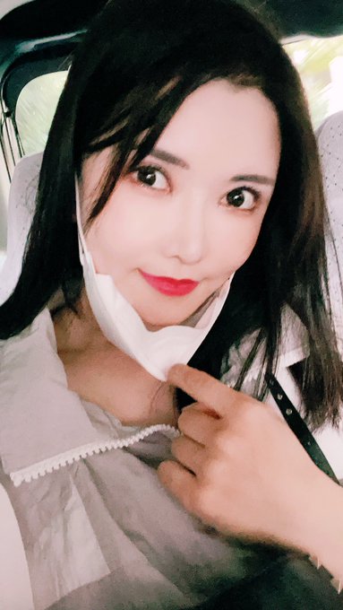 めっきり自撮りしなくなってしまいました。掘り出し物です。

皮膚科の受付しています。

という裏のコンセプトです。 https://t.co/xM115O5zbY