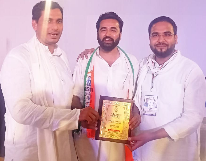 InderjitINC's tweet photo. NSUI के राष्ट्रीय कार्यकारिणी बैठक #Sankalp2021 दिल्ली में शामिल हुवा। @nsui के राष्ट्रीय अध्यक्ष @Neerajkundan जी ने प्रतीक चिन्ह दे कर सम्मानित किया। आप सबका आशीर्वाद युही बना रहे। इंदरजीत सिंह, प्रदेश उपाध्यक्ष, NSUI, झारखंड https://t.co/EGuTvbKCU4