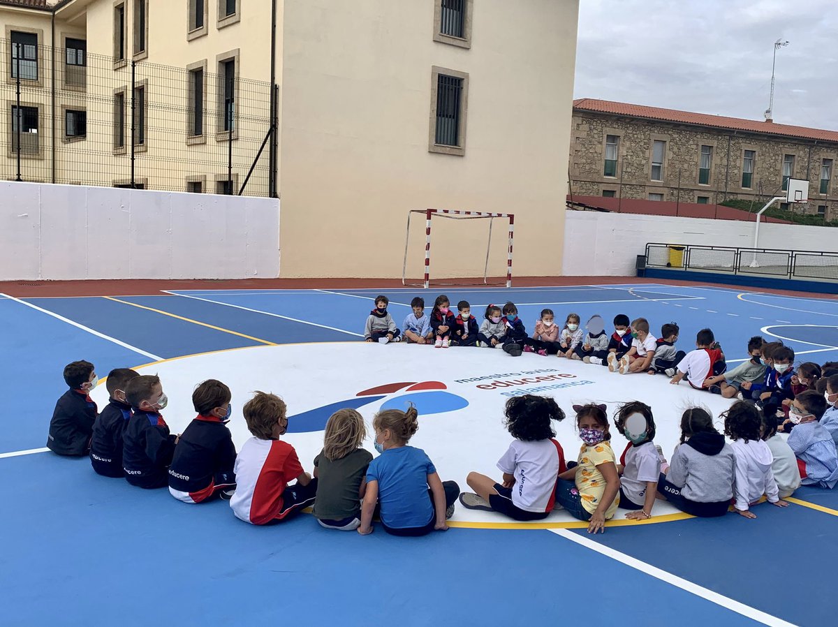 cmaestroavila's tweet photo. SENTADA EN EL PATIO
3º de Infantil

Con este simbólico gesto, los niños toman posesión del @cmaestroavila y anuncian su intención de sacarle el máximo partido durante el curso 2021-22.

@FundEducere https://t.co/QKGctjPTWg