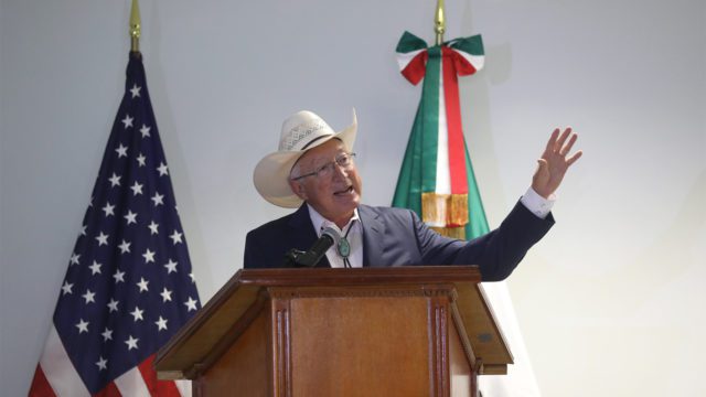 acento21_mx's tweet photo. Nuevo embajador de EU llega a México con migración y pandemia como prioridad

Ken Salazar llegó el sábado a territorio mexicano donde enunció la migración, la pandemia, la seguridad y el cambio climático como sus prioridades.
https://t.co/dRCmfhZdiS https://t.co/0CCoV364Je