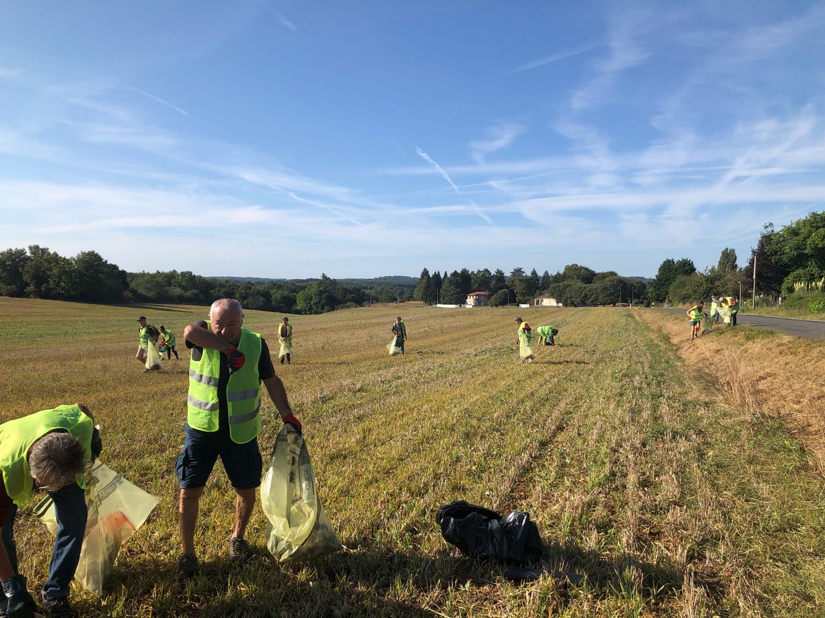 Clean4green_fr's tweet photo. ◾COLLECTE DE DÉCHETS◾
Organisée par #Clean2gether, la ville de Chazelles et @Calitom♻️
20 participants dont 3 enfants et les élus étaient présents pour cette action
➡️ 20 KILOS DE #DÉCHETS RAMASSÉS
Nous remercions tous les citoyens présents et les élus pour leur participation https://t.co/wkBvdNbYK0