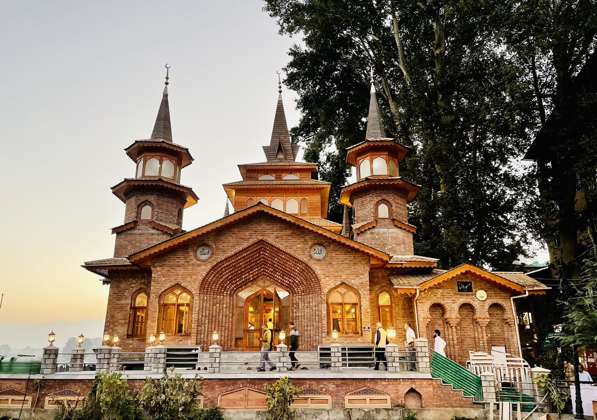GuftarAhmedCh's tweet photo. Beautiful Masjid in heart of Srinagar #Kashmir . https://t.co/u282RHb4G3