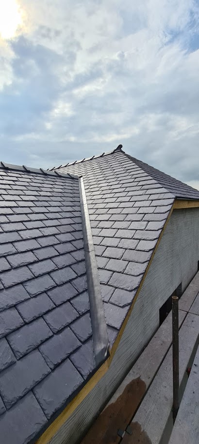 Wow! 
We're very excited to have another 2 projects shortlisted for National Awards :-) 
Y Sospan, Dolgellau - Heritage Category
Private House, Trefdraeth - Roof Slating Category.
Awards to be held at 02 in London on 5th November. 
😃🏴󠁧󠁢󠁷󠁬󠁳󠁿🔨