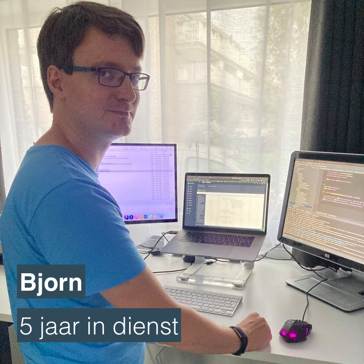 Collega @bjorvack maakt al 5 jaar websites en webapplicaties bij Sumocoders alsof hij ze voor zichzelf zou maken. Daarom hebben we hem in de bloemetjes gezet met een standing desk op zijn thuiswerkplek.