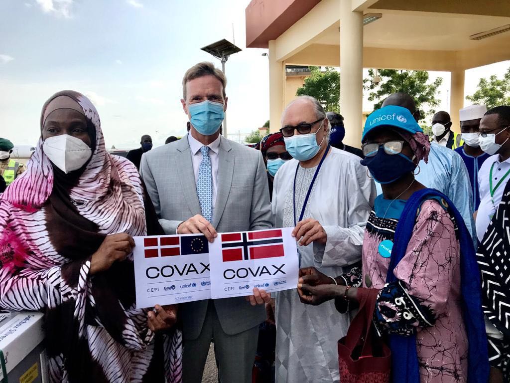 DanishMFA's tweet photo. On Saturday, Mali received 79,200 doses of #COVID19 vaccines donated by Denmark and Norway through #covax. 

🇩🇰 &amp; 🇳🇴 stand together with Mali in curbing COVID-19. It is crucial for getting the economy back on a growth track again. https://t.co/muUv1jseSz