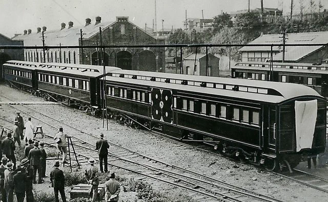 @oogoda1 日本ではほぼ神様の輸送は見られませんが、昔は八咫鏡だけを運ぶ車両「賢所乗御車」というのがありました 