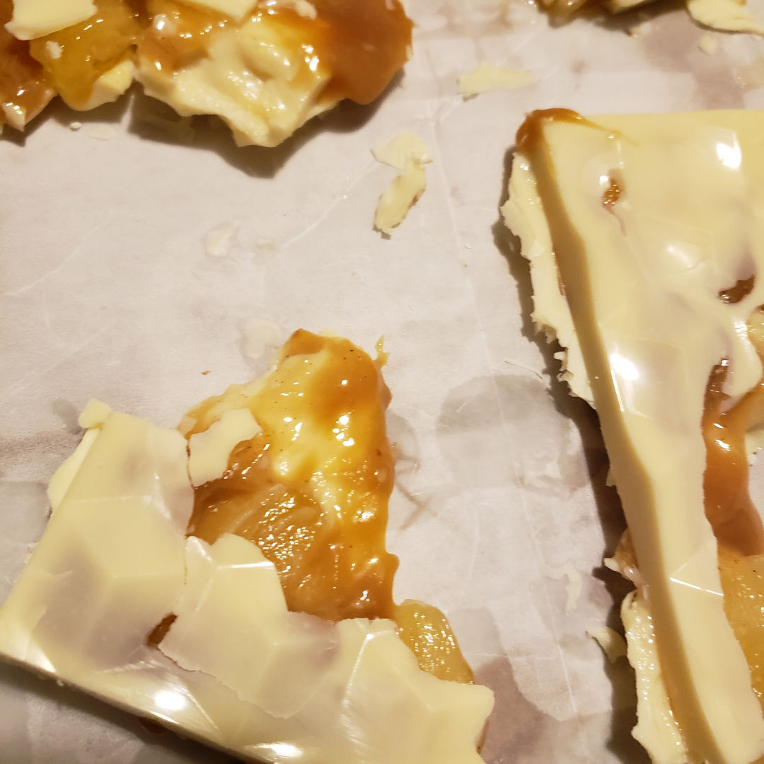 thepapersack's tweet photo. SNEAK PEEK 
Cooler weather calls for candy bars! 
This caramel apple bar didn't *quite*  make it out the mold, but look at that golden caramel filling! 

Enjoy this or one of our other Paper Bars when you subscribe to this month’s Paperbox! 

the PaperBox: A curated box of Pap https://t.co/BsYLxO7BnK