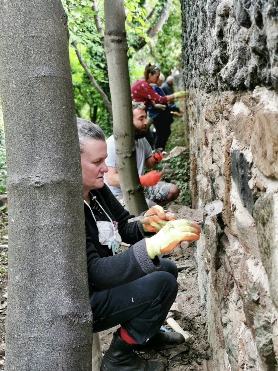 A few more shots from this weekend's lime workshop at Cockenzie House - here the group is using lime to repoint the historic boundary walls after a demonstration from <a href="/scotlime/">Scottish Lime Centre</a> 

(thanks to <a href="/SaltofEarthPSG/">Salt of the Earth - PSG Heritage Connections</a>  of the Earth for the photographs!) 
#EastLothian  #skilledeastlothian