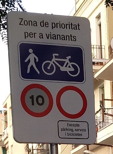 1r dia a l'entrada de l'<a href="/escdelesaigues/">Escola de les Aigües</a> cotxes passant en una via de prioritat per a vianants on està prohibit circular. Això és un entorn escolar segur? Les intervencions que han fet al carrer TAXDIRT són clarament insuficients. VOLEM SOLUCIONS <a href="/rosaalarcon/">Rosa Alarcon /❤️</a> <a href="/BCN_Mobilitat/">Barcelona Mobilitat</a>