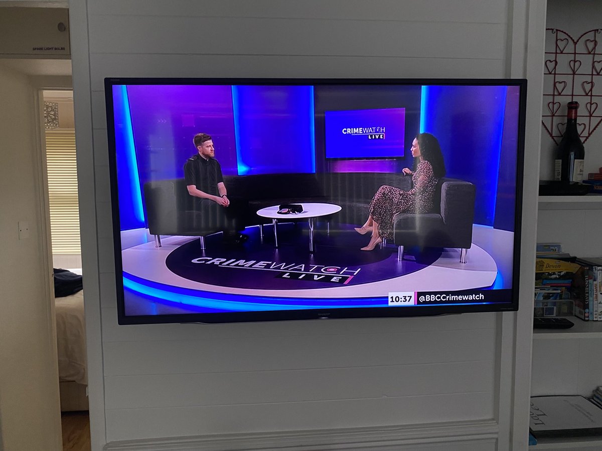 Fantastic episode of Crimewatch live with ⁦⁦@StomaCopWMP⁩ talking about his IBD experiences and how stoma surgery allowed him to continue his career in the police.  Great article well done ⁦<a href="/BBCCrimewatch/">Crimewatch Live</a>⁩