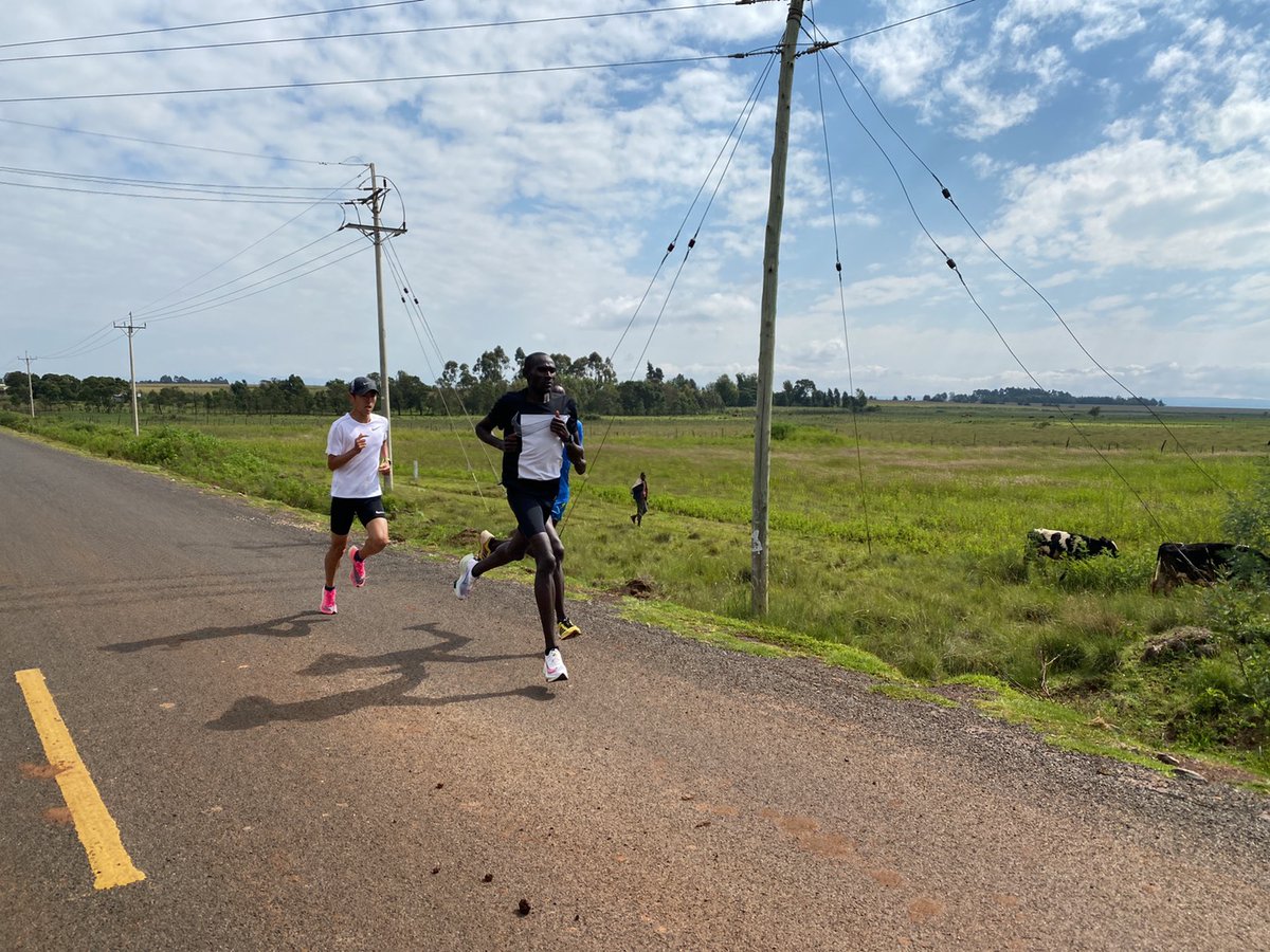 hiroki_sugawa's tweet image. ケニア生活？？日目🇰🇪
ロードでのトレーニング🏃‍♂️
くだらないツイートばかりで、
走っているところを載せていなかったのでたまには投稿👀
ひとりになってもめげずに走りきりました。。
#MoibenRoad
#ちゃんと走っております