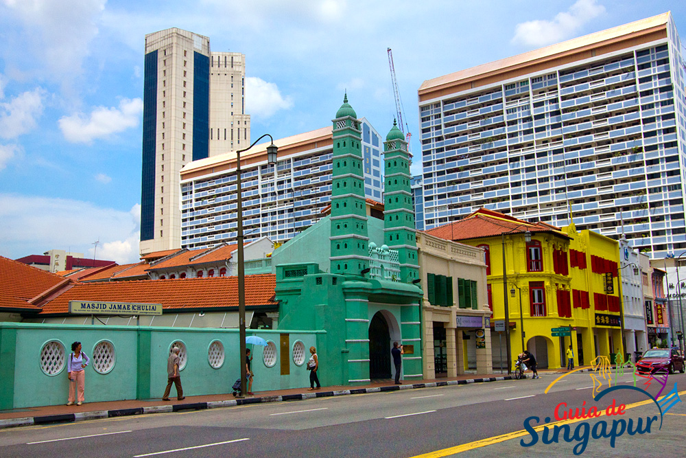 guiadesingapur's tweet photo. La mezquita Jamae fue construída en 1826 por inmigrantes tamiles musulmanes. Su estilo ecléctico mezcla toques chinos, angloindios y malayos, con una  fachada con estilo característico del sur de la India y salas de oración en estilo neoclásico. Está en Chinatown. https://t.co/q0b30plpn3