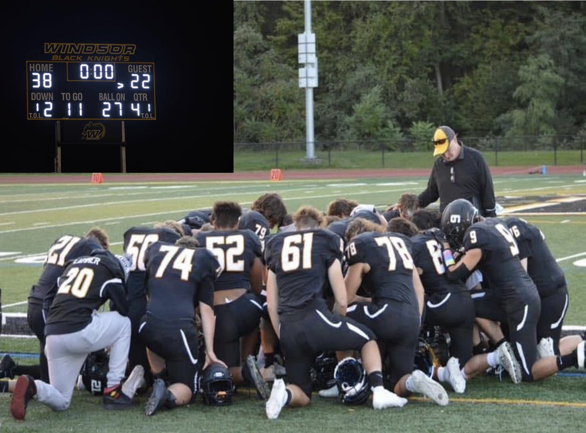 janika7375's tweet photo. Congrulations Windsor Varsity football over your Victory Friday Night against the Mexico Tigers 38-22. @Windsor_CSD @athletics_wcsd https://t.co/6fGcoPqNDC