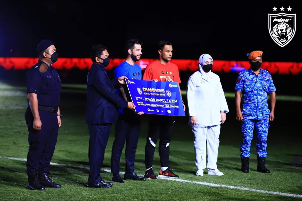 OfficialJohor's tweet photo. JDT DONATE MALAYSIA SUPER LEAGUE 2021 PRIZE MONEY TO FRONTLINERS

As a gesture of appreciation for all frontliners, Johor Darul Ta'zim FC have donated the Malaysia Super League 2021 prize money of RM1 million to the frontliners and their families. 

[1/2] https://t.co/8hi8XthQEa