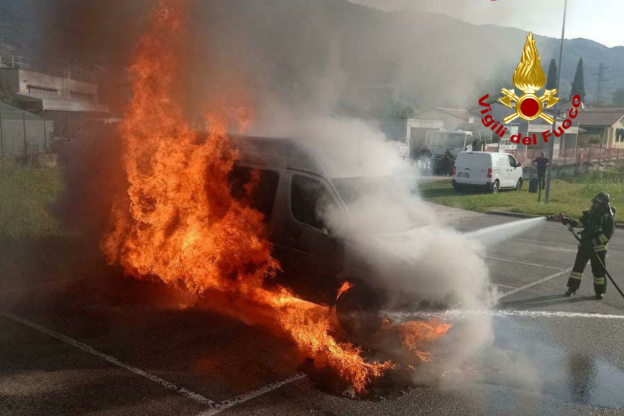 vvfveneto's tweet photo. #13settembre #Sarmede(TV), #incendio di un pulmino scuolabus, il mezzo era parcheggiato e con nessuna persona a bordo. #Vigilidelfuoco con due squadre spengono il rogo del mezzo andato distrutto. Cause in corso di accertamento da parte dei #VVF #soccorsiquotidiani https://t.co/m3S255h0kN