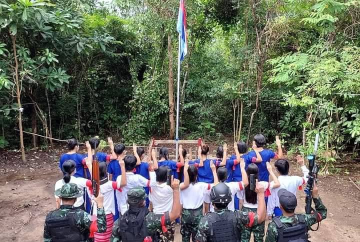 CandyCho22's tweet photo. Revolutionary Comrades from Jungle Youth (JYR) staged protest by wearing red armbands &amp; demanding for official recognition of @NUGMyanmar as our legitimate government &amp; UN Ambassador U Kyaw Moe Tun.
#KyawMoeTunRepresentsMyanmar
#UN_RecognizeNUG
#Sep13Coup
#WhatsHappeningInMyanmar https://t.co/WgtluLQFUM