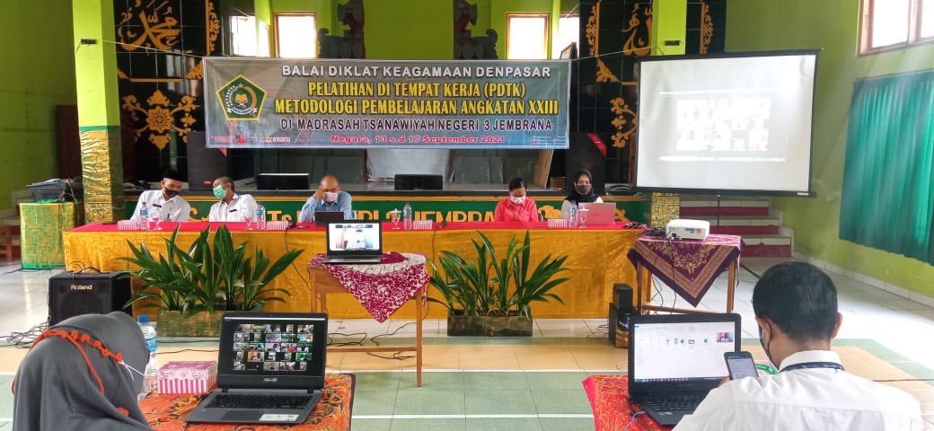 mtsn3jembrana's tweet photo. Senin (13/9) Sebanyak 20 guru MTsN 3 Jembrana mengikuti Pelatihan di Tempat Kerja (PDTK) Metodologi Pembelajaran Angkatan XXIII  yang dilaksanakan oleh Balai Diklat Keagamaan Denpasar.
#MTsN 3 JembranaTerdepan
#BelajarTanpaBatas https://t.co/BSH8JgVO2q