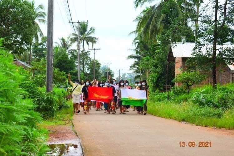 klatpri's tweet photo. Young people in Launglon Township protested on the evening of September 13, calling for "official recognition of Kyaw Moe Tun as the Myanmar’s representative" at the UN General Assembly.
#KyawMoeTunRepresentsMyanmar       #WhatsHappeningInMyanmar
#Sep13Coup https://t.co/WxxPC8C7C9