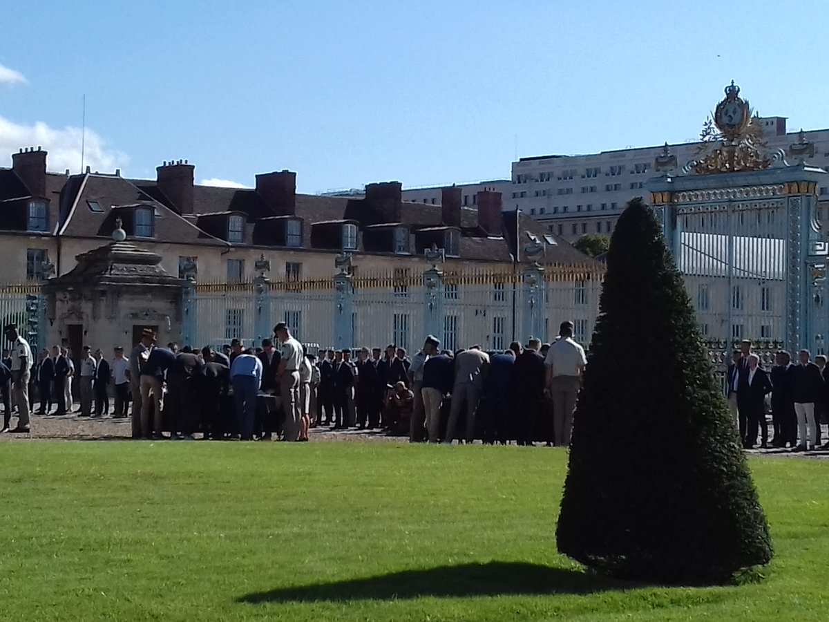 FabienLafay's tweet photo. Samedi 11 septembre à l'Ecole Militaire, cérémonie de signature des Officiers Sous Contrat d'Encadrement. Parmi les 139 étudiants, 3 étudiants de Lyon 3. Bravo Mesdames, Messieurs. Une belle cérémonie pour de beaux engagements. https://t.co/3znEZgtXaE