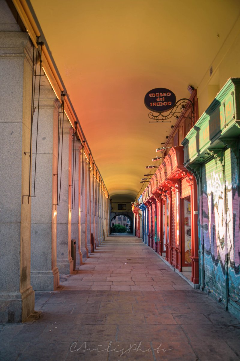 La paleta de colores de la Plaza Mayor de Madrid al amanecer.