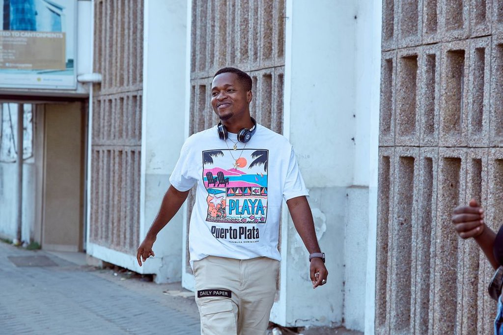 BKCMusic's tweet photo. @kojo_cue - “Back again from my back against the wall,Never count on y’all, always count on God. 
He’s done a miracle on me” 

📸 : @shotpicturesgh 

#TeamCue #BKCMusic @BKCMusic https://t.co/4gUcElBmao