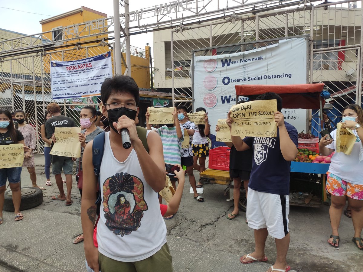 Anakbayan_NCR's tweet photo. Back to School Network, Gabriela Muntinlupa, and Anakbayan Muntinlupa stage a protest in front of the Muntinlupa Elementary School to call for the re-opening of schools and resumption of face to face classes while maintaining health and safety standards. 

#BalikPaaralanIpaglaban https://t.co/dNs68ENqjH