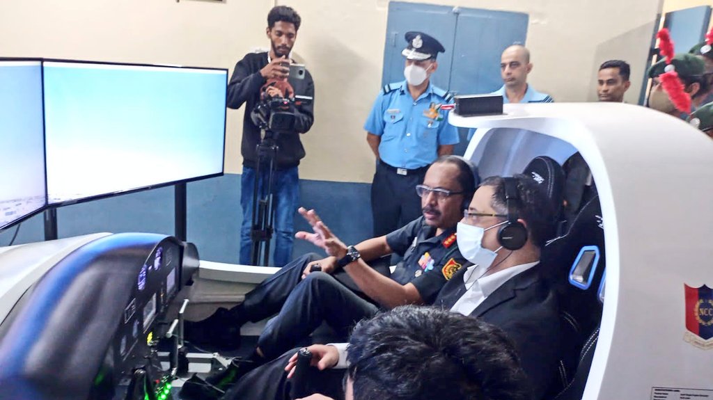 Dte_kargo's tweet photo. Lt Gen Tarun Kumar Aich, AVSM, DG NCC, flew a maiden sortie on the first  Virus microlite simulator of NCC being setup at Mysore. He appreciated the Mysore Gp and Karnatka &amp; Goa Dte  for making the simulator operational in a very short time. @HQ_DG_NCC @PMOIndia @drajaykumar_ias https://t.co/LxXN1nKE5P