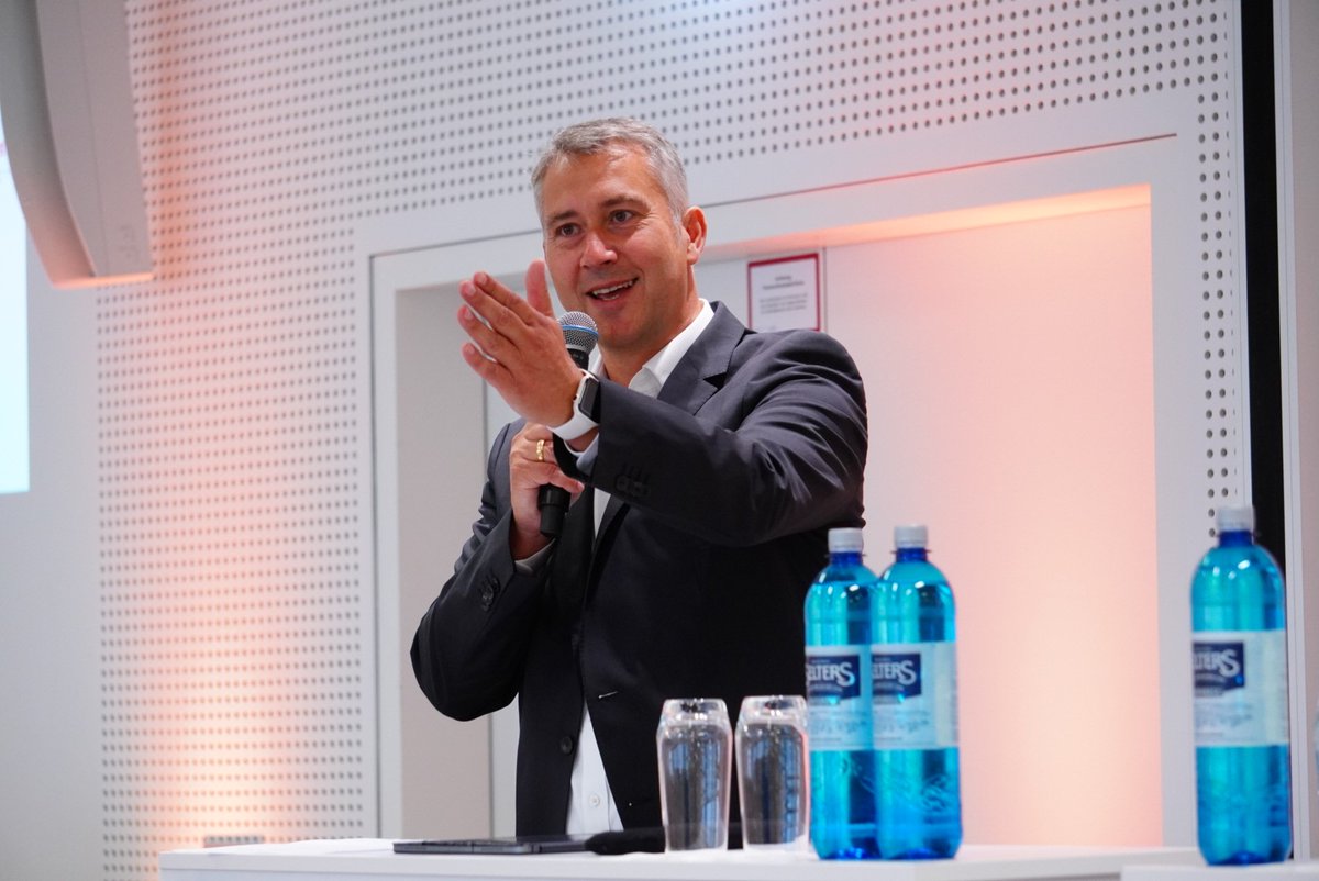 HOLM_Ffm's tweet photo. HOLM-Geschäftsführer Michael Kadow hat soeben die #Jahreskonferenz „Zukunftsfähige #Mobilität in einer lebenswerten Stadtregion – wie wir morgen unterwegs sein werden“ unseres Clusters #HessenMobility eröffnet. Die Konferenz wird im Livestream übertragen: https://t.co/nvlknduuk1 https://t.co/9rLSYJUJ7d