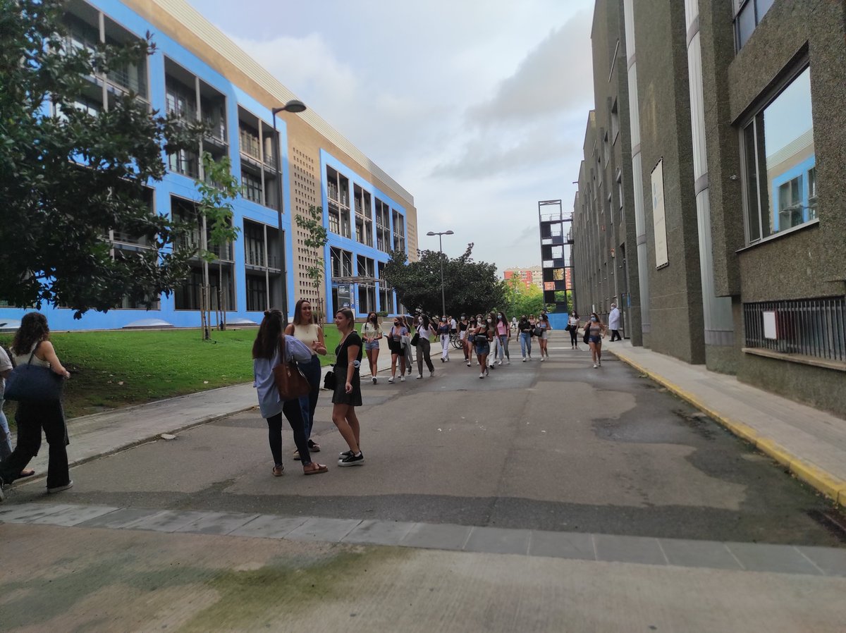 CampusBellvitge's tweet photo. Avui al #CampusBellvitgeUB s'han tornat a omplir les aules, quina alegria😃 tornar a veure tota aquesta gentada de bon matí!

Donem el tret de sortida al curs acadèmic 2021-22!

Feliç inici de curs🥳 https://t.co/ASICExYohs