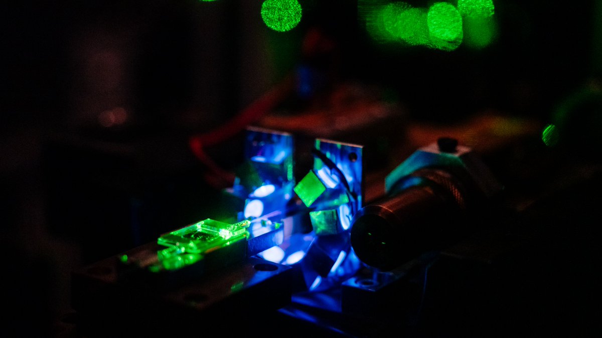unipb's tweet photo. Optische Quantennetzwerke bilden die Basis für zukünftige Technologien wie den #Quantencomputer, das #Quanteninternet und stehen im Fokus eines neuen @BMBF_Bund-Projekts an der UPB. Forschende beschäftigen sich dabei insbesondere mit Quantenbauelementen: https://t.co/tzHAur1iB2 https://t.co/uprNNdw1Oe