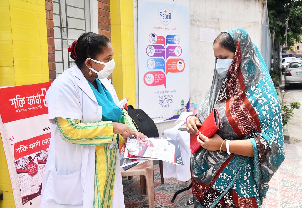 Shakti Foundation is conducting 3 day long mask distribution and Covid-19 awareness among students of Mirpur Bangla High School.

#COVID19 #BacktoSchool2021 #MaskMandates