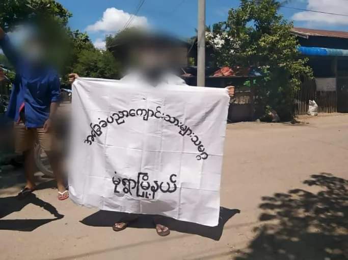 KaungKhantHto10's tweet photo. Basic Education Student's Union from #Monywa went on guerrilla protest against the dictator urging the people not to cold blooded in Spring Revolution and fight against the evil dictator until the end.

#KyawMoeTunRepresentsMyanmar
#Sep13Coup
#WhatsHappeningInMyanmar https://t.co/FfP3CB2d0V