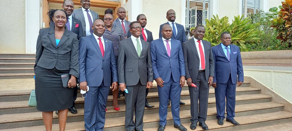 BugandaKingdom_'s tweet photo. Akulira oludda oluwabula Gavumenti @MathiasMpuuga wamu n'akulira akabondo k'ababaka ba Palamenti abava mu Buganda, Hon. Muwanga Kivumbi bakyadde embuga nebasisinkana Katikkiro neboogera ku ngeri y'okutambuliza awamu emirimu egya Buganda ne Uganda
#BugandaUpdates https://t.co/PjAikU8uHw