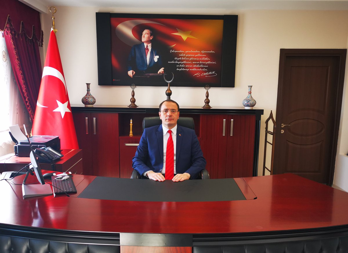 cldrnkaymakam's tweet photo. Son Cumhurbaşkanlığı Kararnamesi ile Çaldıran Kaymakamlığına atanan Sayın Hasan Hüsnü TÜRKER görevine başladı. https://t.co/K5uVC5EJBF