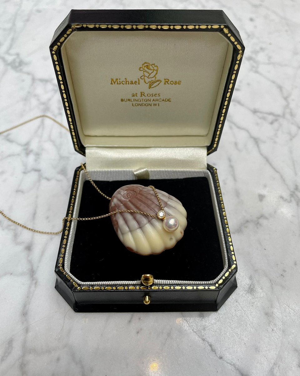 Michaelroselond's tweet photo. IT’S COMPETITION TIME AND WE’RE OFFERING OUR MOST PRECIOUS PRIZE TO DATE WORTH £795
Is there anything more exquisite than a pearl and the oyster shell that houses it? We have partnered with luxury chocolatier @guylian_uk to bring one lucky winner a real jewel of a prize. Guy https://t.co/GO3WUkPKOZ