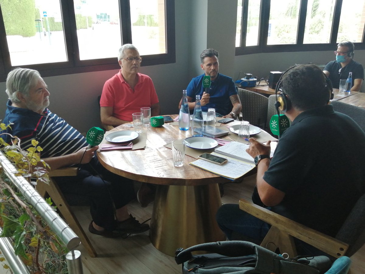 jugadasevilla's tweet photo. Con Capi, Juanma Ávila y Enrique García en @burrocanaglia en #Hummo Castilleja en @CanalSurRadio Previa #GranadaBetis y @LigadeCampeones https://t.co/pnjAEhMfNW